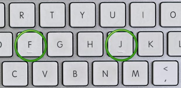 Выпирающие полоски на клавишах F и J